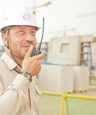 Homme avec radio sur chantier
